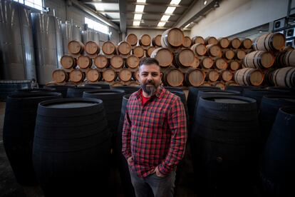 Rafael Cabello, gerente de la empresa Tonelería del Sur, en Montilla, Córdoba. 