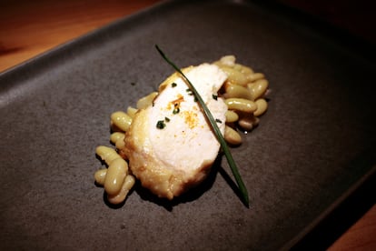 Pechuga de pollo de corral escabechado con verdinas.