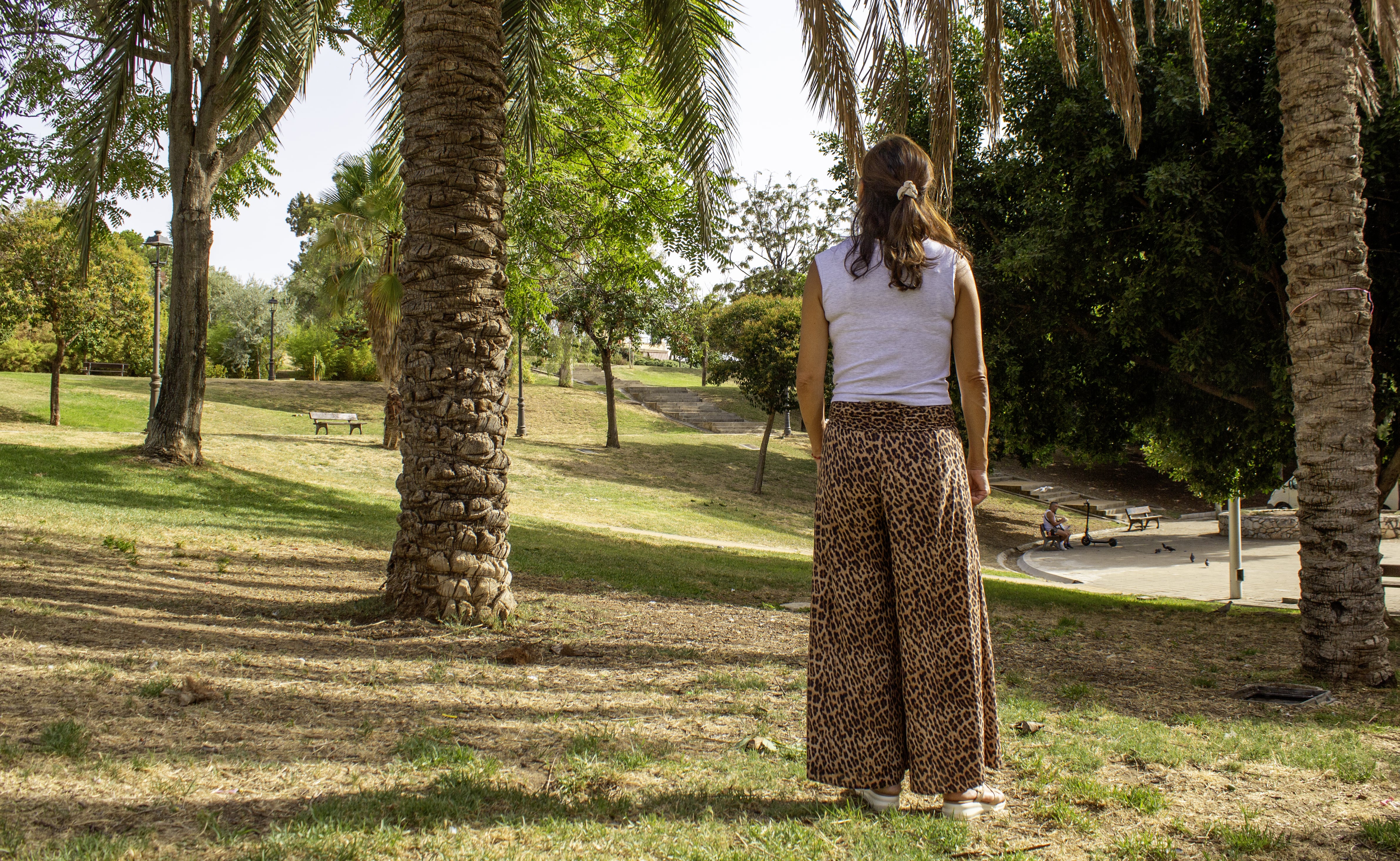 Nazaret pasea por un parque cerca de su casa.