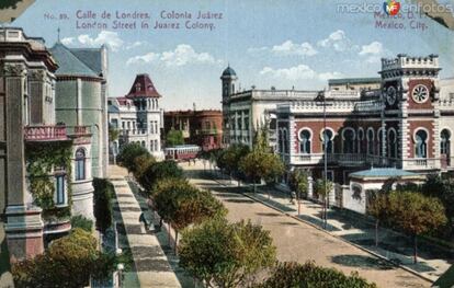 Una antigua postal muestra el esplendor del edificio de la calle Londres, situado a la izquierda de la imagen.