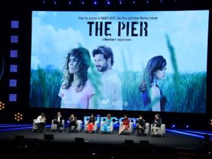 Con el éxito aún resonando de ‘La casa de papel’, Álex Pina y Esther Martínez Lobato estrenaron su siguiente serie en el Mipcom, el mayor mercado de televisión en Europa