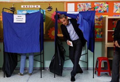 El primer ministro griego y líder del partido conservador Nueva Democracia, Kyriakos Mitsotakis, sale de una cabina de votación en Atenas, durante las elecciones generales de este 21 de mayo de 2023.
