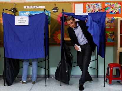 El primer ministro griego y líder del partido conservador Nueva Democracia, Kyriakos Mitsotakis, sale de una cabina de votación en Atenas, durante las elecciones generales de este 21 de mayo de 2023.