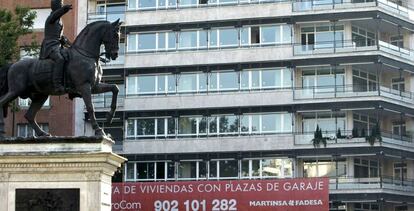 Imagen tomada en el Paseo de la Castellana de Madrid de una promoción de viviendas en venta. EFE/Archivo