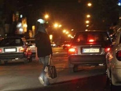 Prostitución callejera en Teherán (Irán),  en una imagen sin fecha.