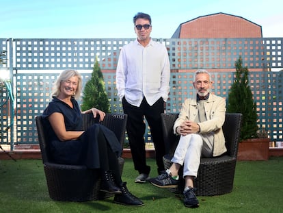 Ana Duato, Miguel Ángel Bernardeau e Imanol Arias, el lunes 20 de noviembre en las oficinas de la productora Ganga en Madrid.