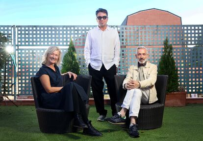 Ana Duato, Miguel Ángel Bernardeau e Imanol Arias, el lunes 20 de noviembre en las oficinas de la productora Ganga en Madrid.