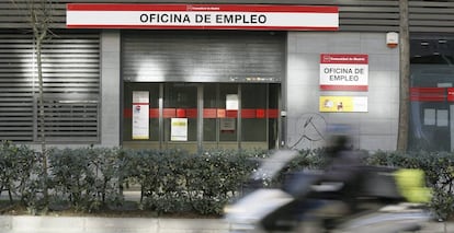 La puerta de una oficina de empleo en Madrid, en el Paseo de las Acacias