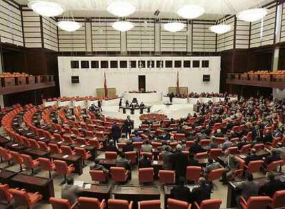 La oposición deja sus escaños vacíos en la votación presidencial que se celebró ayer en el Parlamento turco.