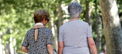 Dos mujeres paseando en el parque del Retiro.