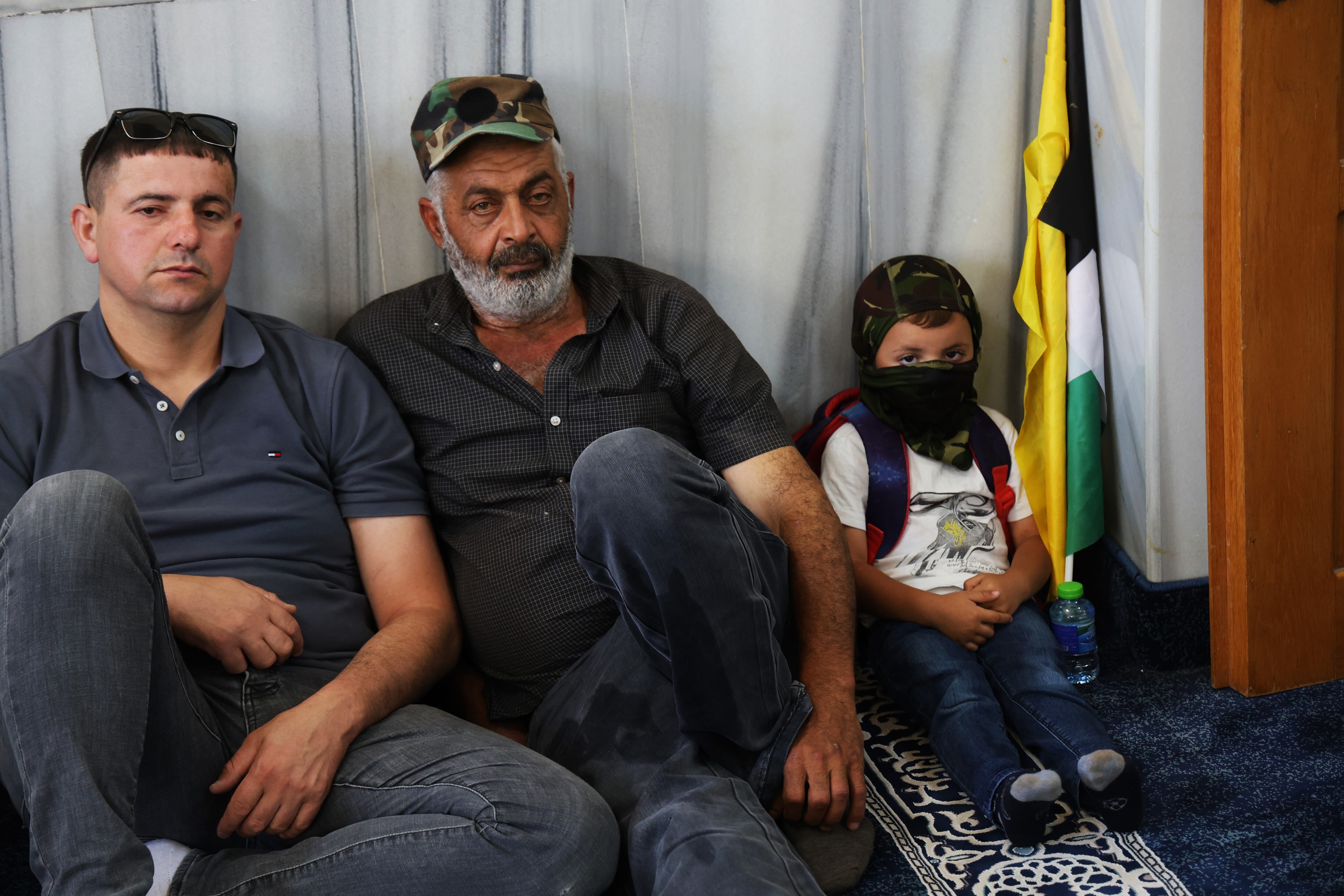 Asistentes al entierro de tres palestinos muertos por balazos de soldados israelíes en Kafar Malek (Cisjordania) durante un ataque de colonos judíos a esta localidad.