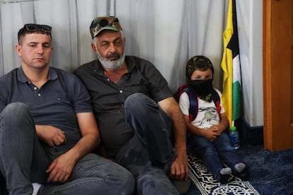 Asistentes al entierro de tres palestinos muertos por balazos de soldados israelíes en Kafar Malek (Cisjordania) durante un ataque de colonos judíos a esta localidad.