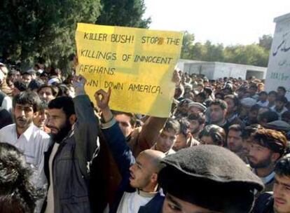 Estudiantes de la Universidad de Nangarhar (este de Kabul) protestan ayer con una pancarta contra la muerte de civiles afganos por bombardeos de EE UU.