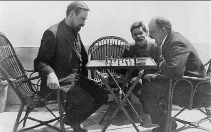 Partida d’escacs entre Bogdànov i Lenin a casa de Gorki, a Capri, cap a 1908.