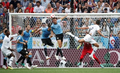 Varane cabecea para hacer el primer gol. 