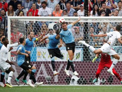 Varane cabecea para hacer el primer gol. 