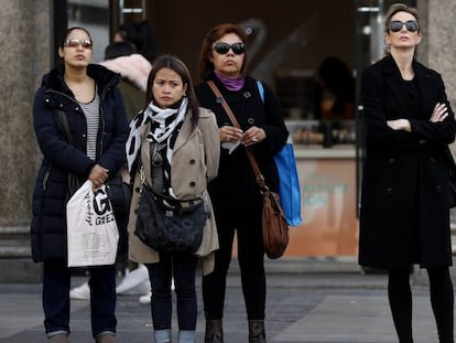 Mulheres esperam num semáforo na Gran Vía de Madri.