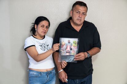 Los hermanos del fallecido, Gabriela y Giovano Rodríguez, posan con una foto de Ángel.