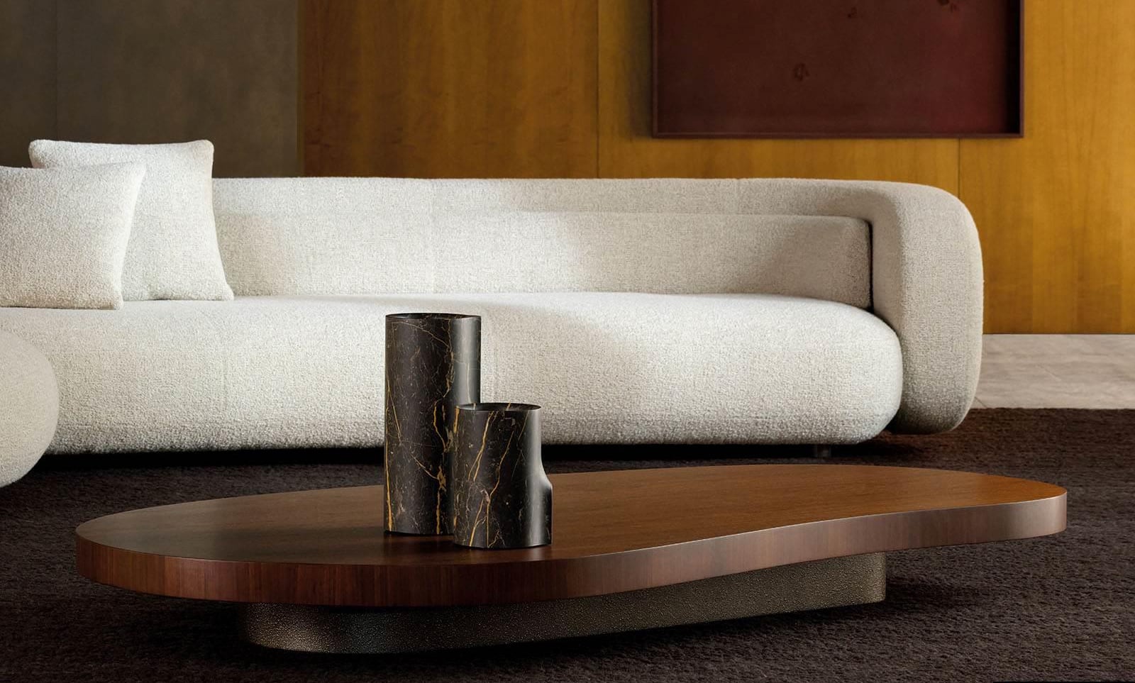 Marcio Kohan, al frente del estudio MK27, reformula este material en la escultural mesa de café Bézier para la firma Minotti.