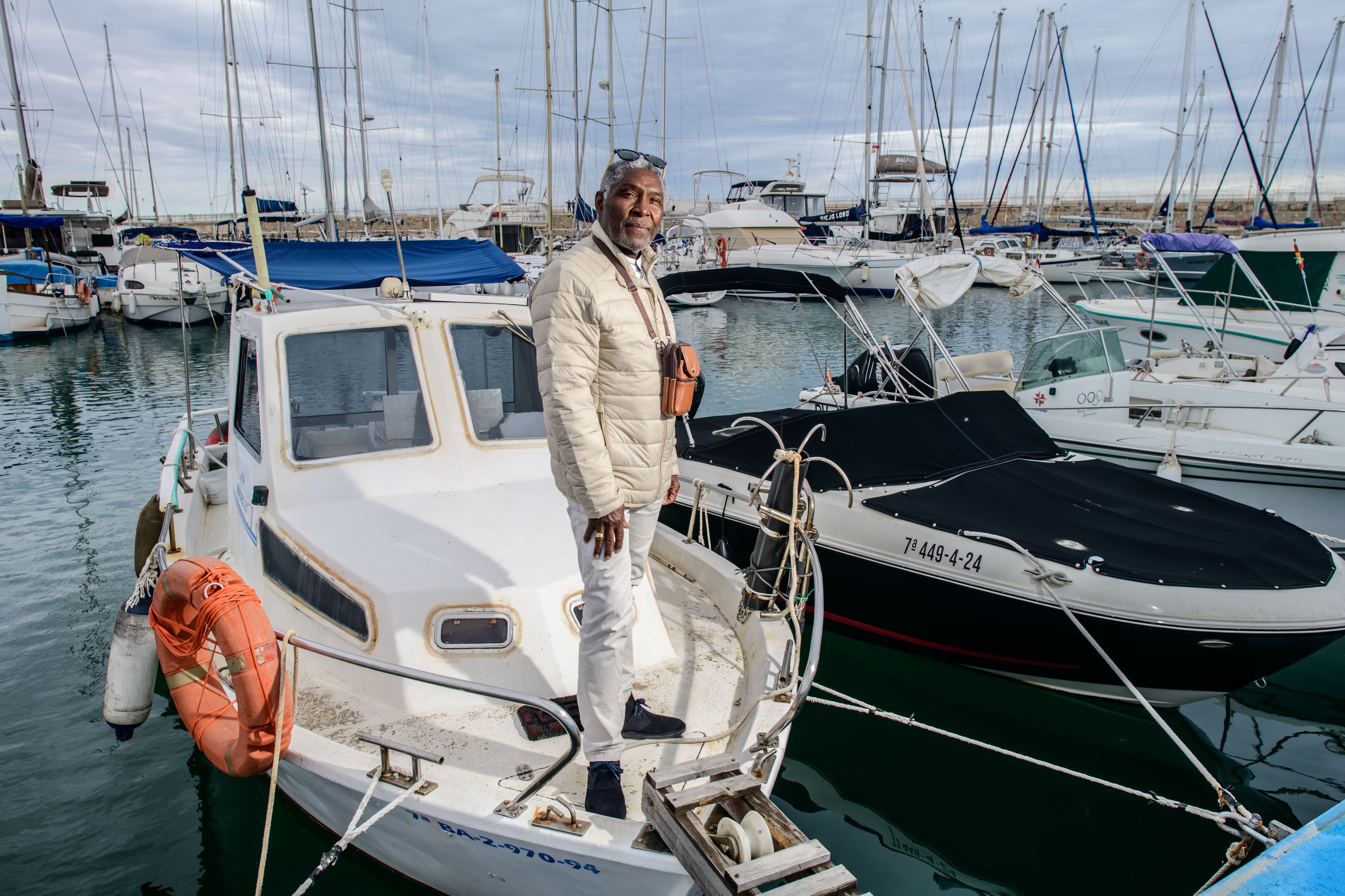 Aureliano Mendes con su velero en el Mediterráneo, fotografiado en el Puerto Deportivo de Gandía (Valencia).