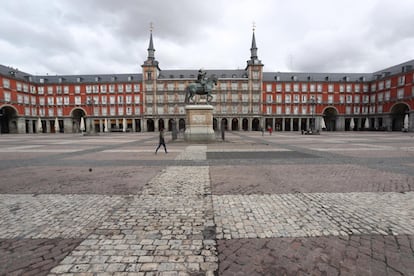 La Plaza Mayor de Madrid vacía de turistas y de terrazas. Imagen tomada el 16 de marzo.