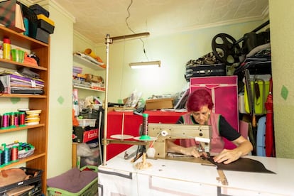 Antonia Rico, en el taller que ha instalado en su casa en Elche.