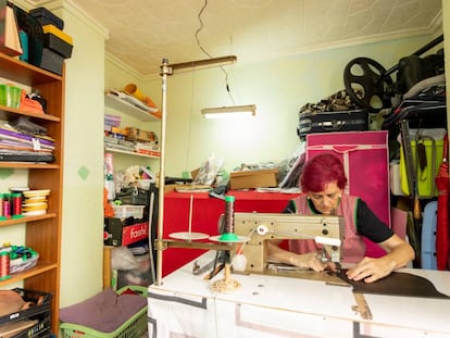 Antonia Rico, en el taller que ha instalado en su casa en Elche.