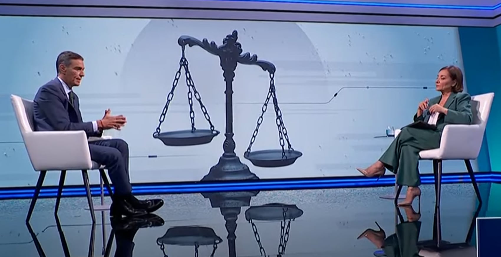 El presidente del Gobierno, Pedro Sánchez, y la periodista Pepa Bueno, durante la entrevista.