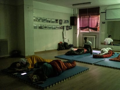 Fran, Elena, María, Berta y Elena, durmiendo en el centro de Manoteras, durante la primera noche de una nueva huelga.