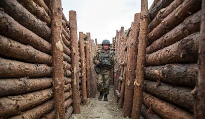 Un soldado ucranio, este martes en una trinchera en la regi&oacute;n de Donetsk.