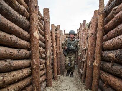 Un soldado ucranio, este martes en una trinchera en la regi&oacute;n de Donetsk.