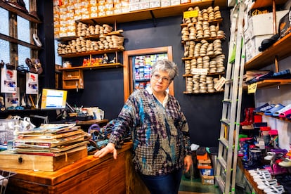 María Jesús González en el mostrador de la tienda que fundó su abuela en 1940, en uno de los dos locales del 7 de la calle Tribulete.