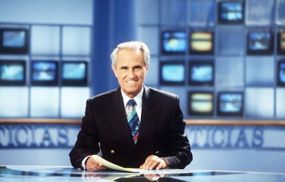 José María Carrascal, en el estudio de informativos de Antena 3.