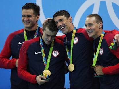 Phelps posa con la medalla de oro junto a Adrian, Held y Dressell