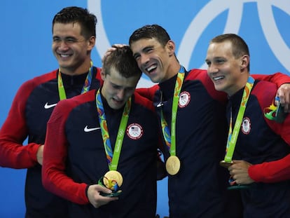 Phelps posa com a medalha de ouro junto a Adrian, Held e Dressell