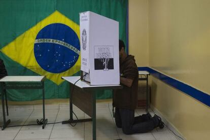 Brasileiro vota em colégio eleitoral de São Bernardo do Campo, São Paulo.