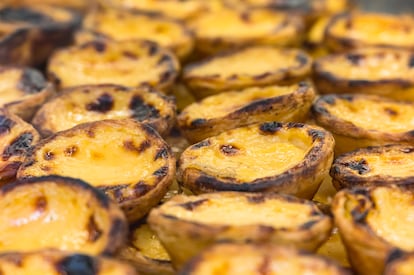 'Pastéis de nata', tartaletas rellenas de crema, en un obrador de Lisboa. 