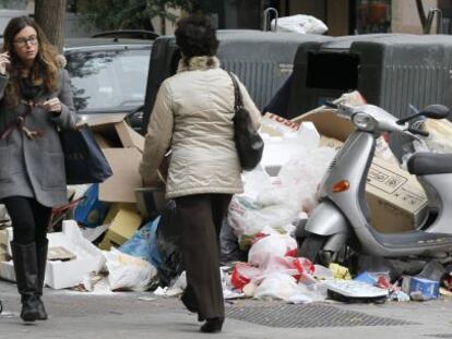 Basura acumulada en Madrid en la calle Alonso Cano.