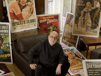 El director de cine y teatro Gerardo Vera posa con algunos de sus carteles favoritos en su casa de Madrid.