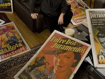 El director de cine y teatro Gerardo Vera posa con algunos de sus carteles favoritos en su casa de Madrid.