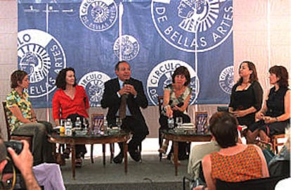 Héctor Aguilar Camín (en el centro), junto a Emma Rodríguez y Clara Sánchez (izquierda), Concha García Campoy, Eulalia Ramón y Elvira Lindo (a la derecha).