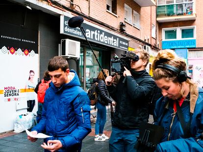 La directora Isabel Lamberti junto a David Gabarre hijo (izquierda) en un momento del rodaje