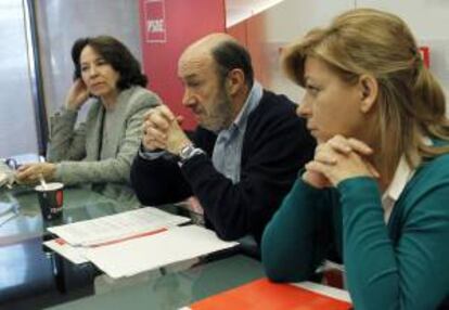 El secretario general del PSOE, Alfredo Prez Rubalcaba (c), junto a la vicesecretaria general, Elena Valenciano (d), y la portavoz del Grupo Socialista de Empleo, Concha Gutirrez (i), durante la reunin de trabajo que han mantenido esta ma?ana en la sede de Ferraz.