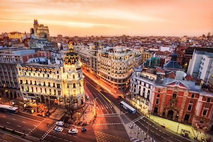 Vista aérea de Madrid al atardecer desde el Círculo de Bellas Artes.