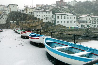 La cota de nieve se ha situado al nivel del mar en el Cantábrico. En esta fotografía aparece el asepcto que presetaba esta mañana el Puerto Viejo de Algorta, en el municipio vizcaíno de Getxo.