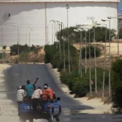 Rebeldes libios cerca de la refinería de Zawiyah, al norte de Libia.