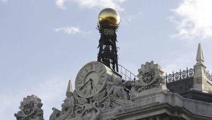 Reloj en la fachada de la sede del Banco de España, en la Plaza de Cibeles en Madrid. 