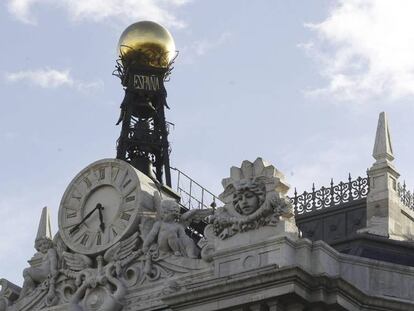 Reloj en la fachada de la sede del Banco de España, en la Plaza de Cibeles en Madrid. 