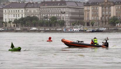 Un equipo de rescate rastrea el Danubio en Budapest (Hungría) tras el accidente fluvial,