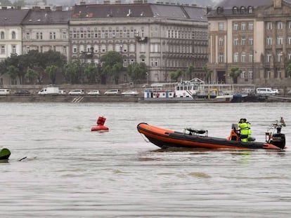 Un equipo de rescate rastrea el Danubio en Budapest (Hungría) tras el accidente fluvial,